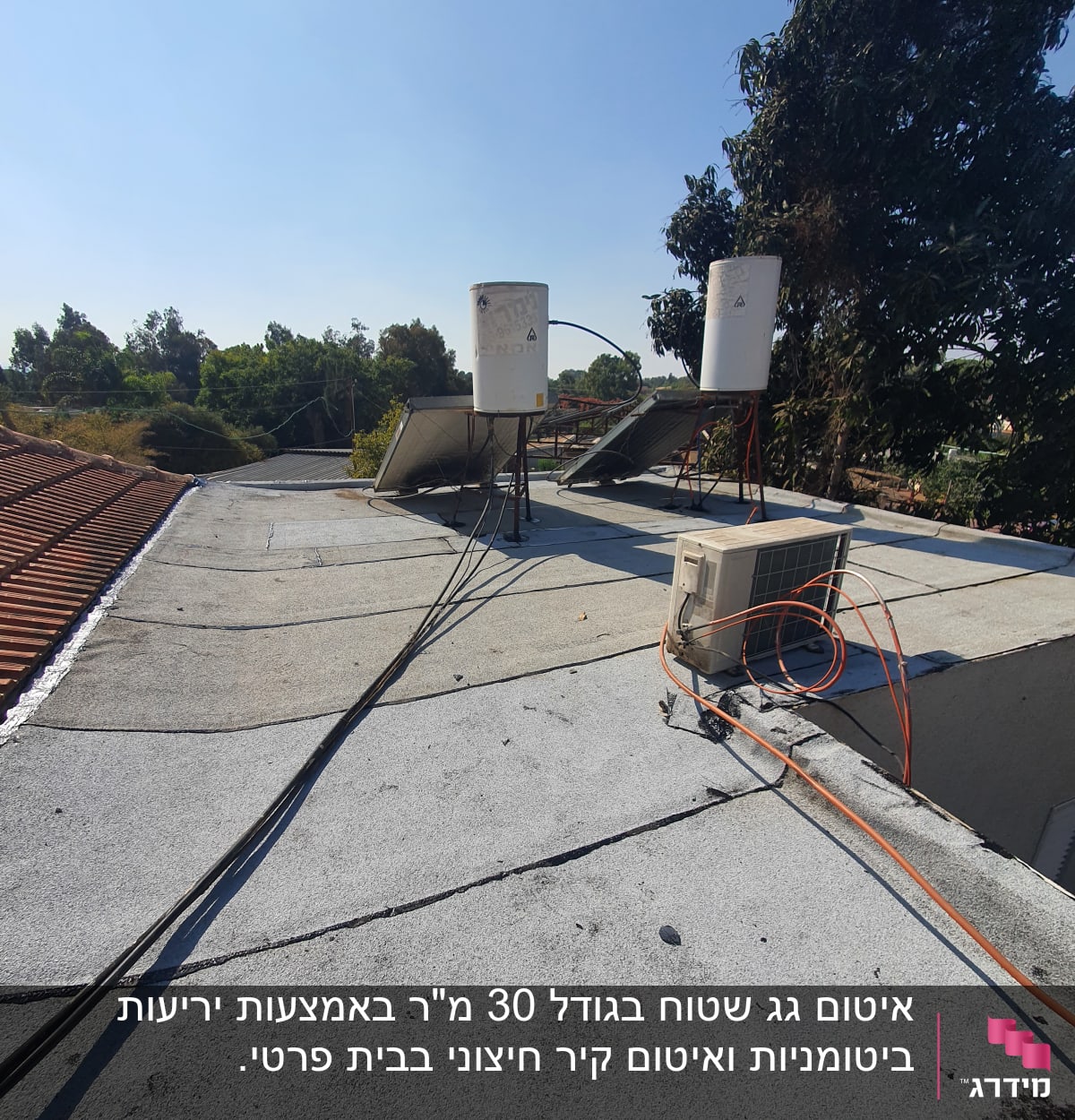 גג אטום עם יריעות ביטומניות וכבלים חשמליים